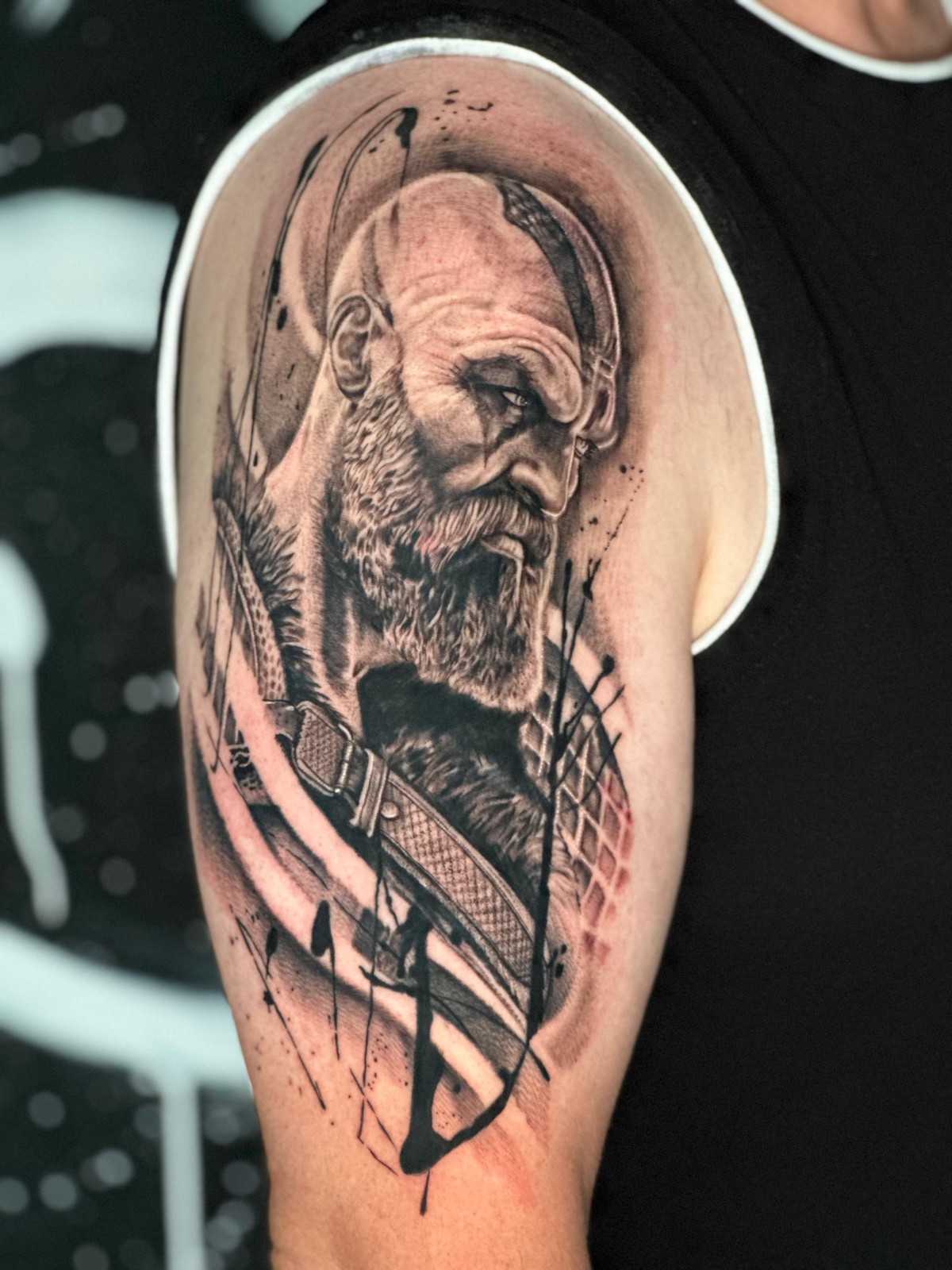Realistisches Black and Grey Cover-Up Tattoo am Oberarm: Wikinger Ragnar Porträt